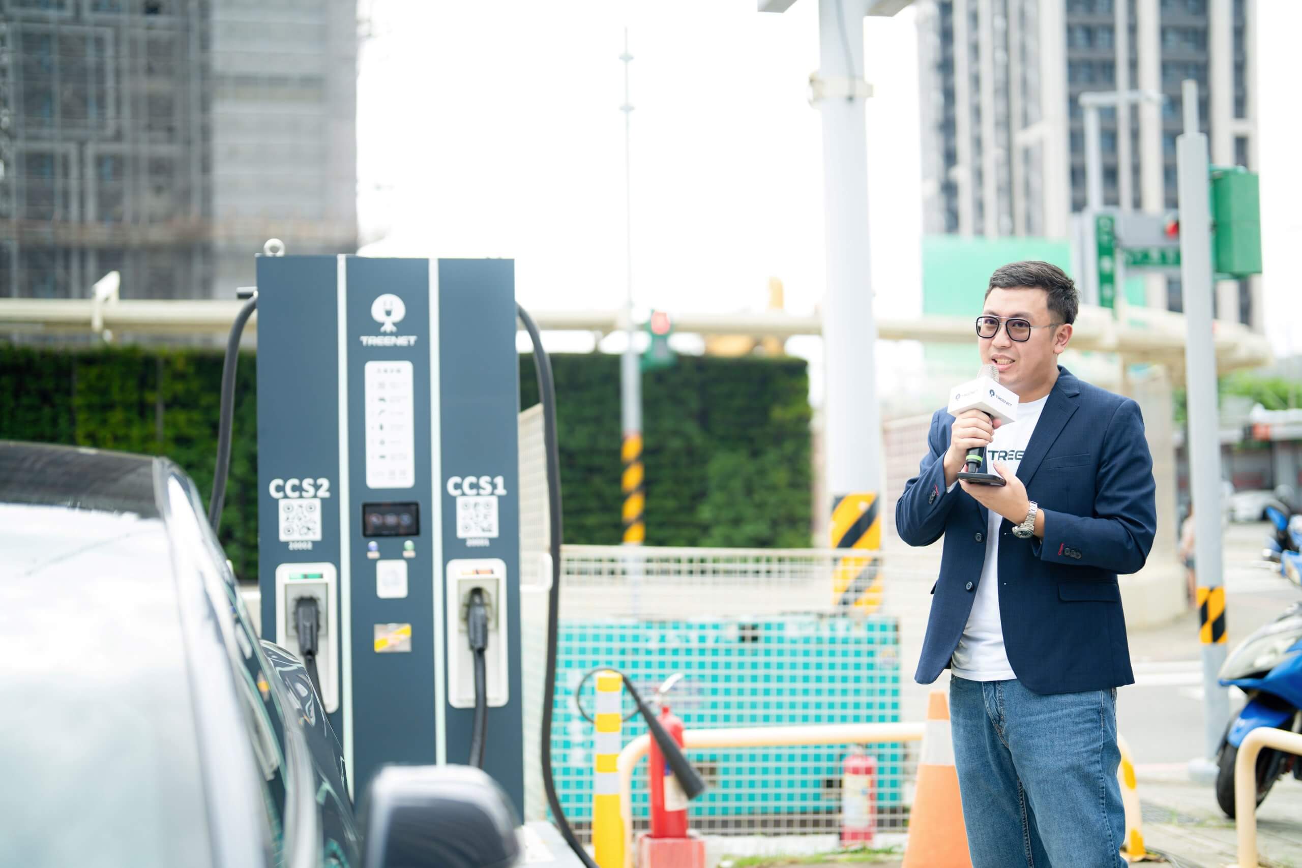 綠樹科技董事長吳家宇 綠樹科技董事長吳家宇說明快充充電樁的使用方式