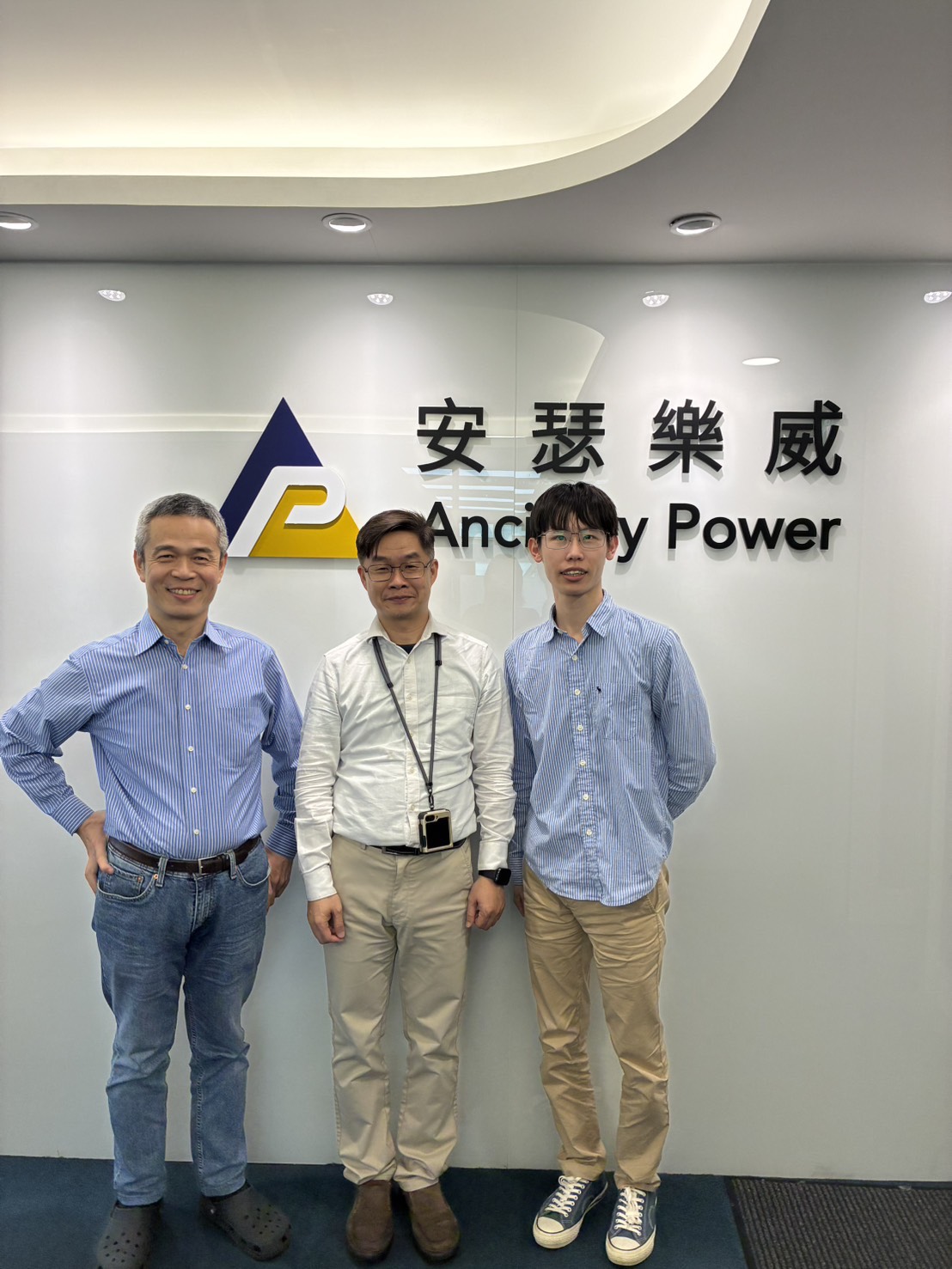 鄭智文執行長與台科大電機工程系李俊耀教授、助教拍照合影 鄭智文執行長與台科大電機工程系李俊耀教授、助教拍照合影